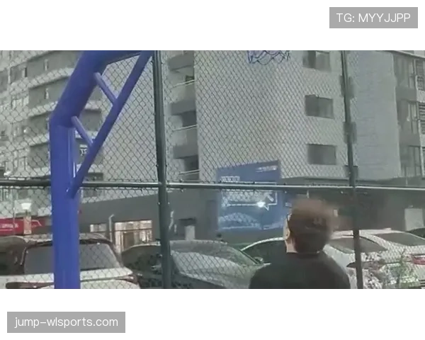 球卡在篮筐上是什么规则？详解“球卡篮筐”判罚标准与处理方式